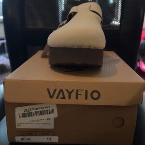 Effortless Cream and Brown Clogs for Versatile Style